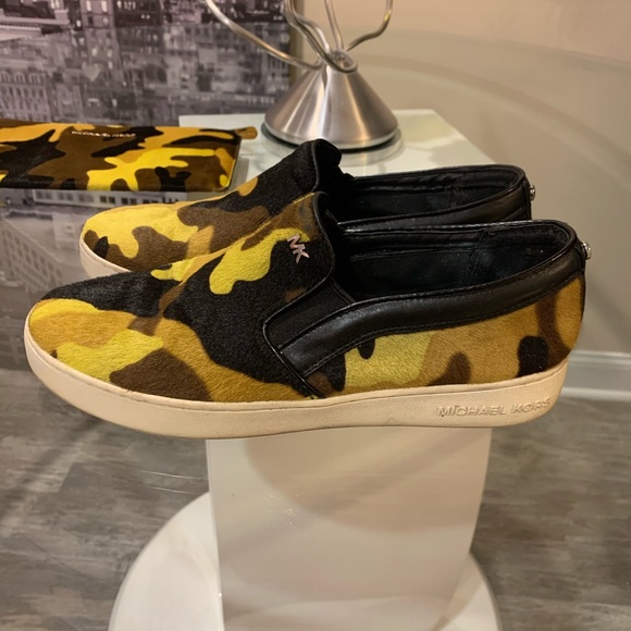 Michael Kors Sneakers - Picture 2 of 3
